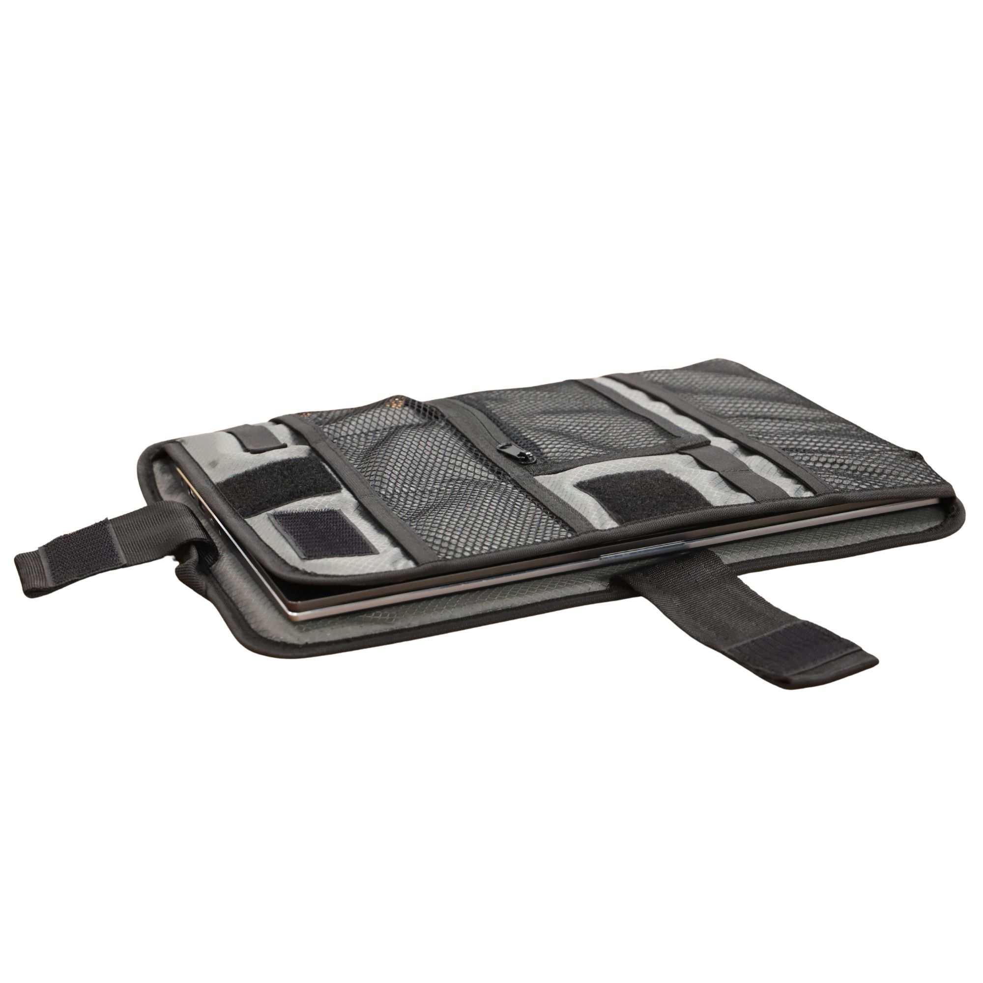 PCオーガナイザーにノートPCを差し込んだ側面からの様子